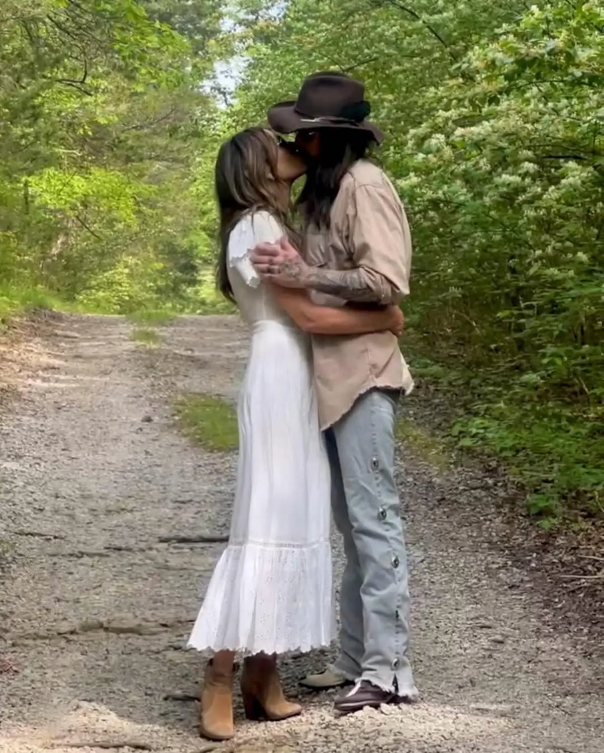 Billy Ray Cyrus con Liz Hurley beso
