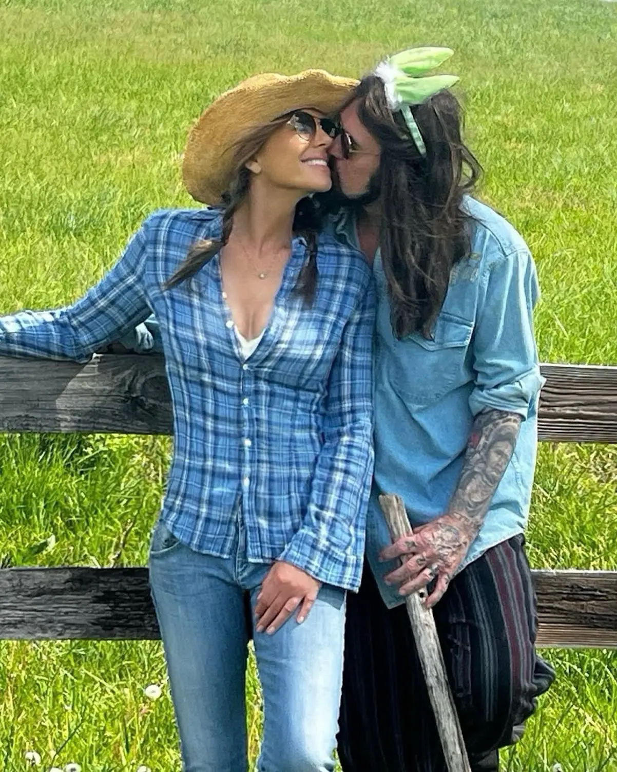 Billy Ray Cyrus con Liz Hurley beso mejilla