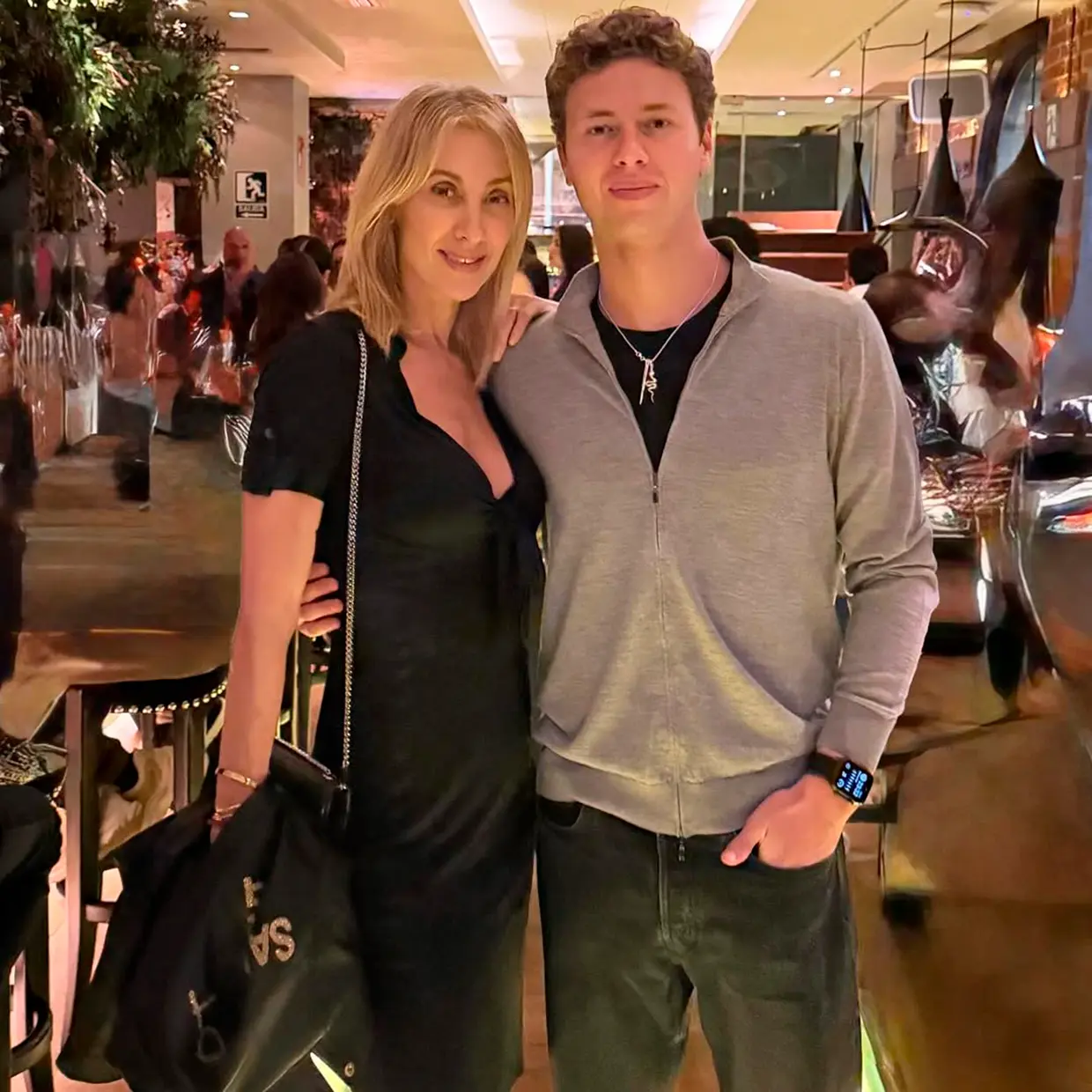 Mónica Pont con su hijo.