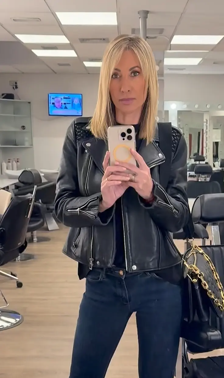 Mónica Pont tomándose un selfie en el espejo de maquillaje y peluquería