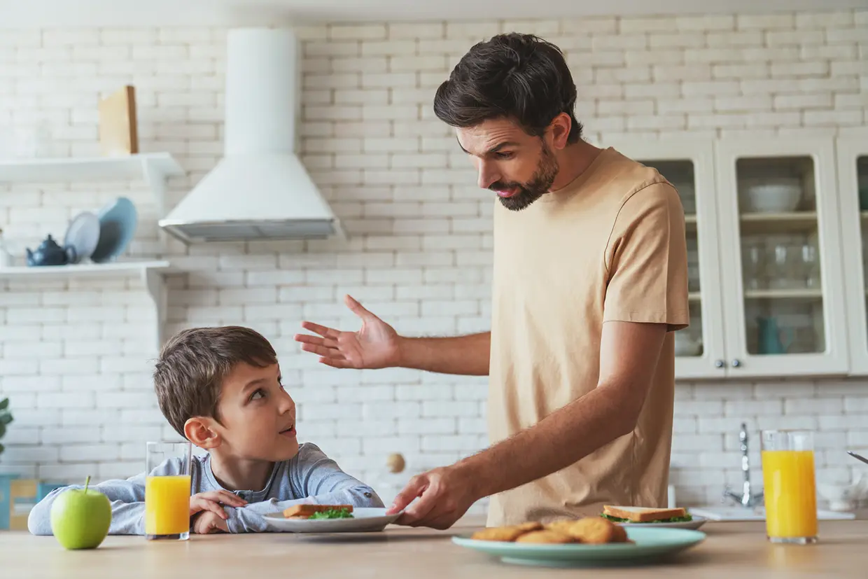 niño y su padre discutiendo sobre comida
