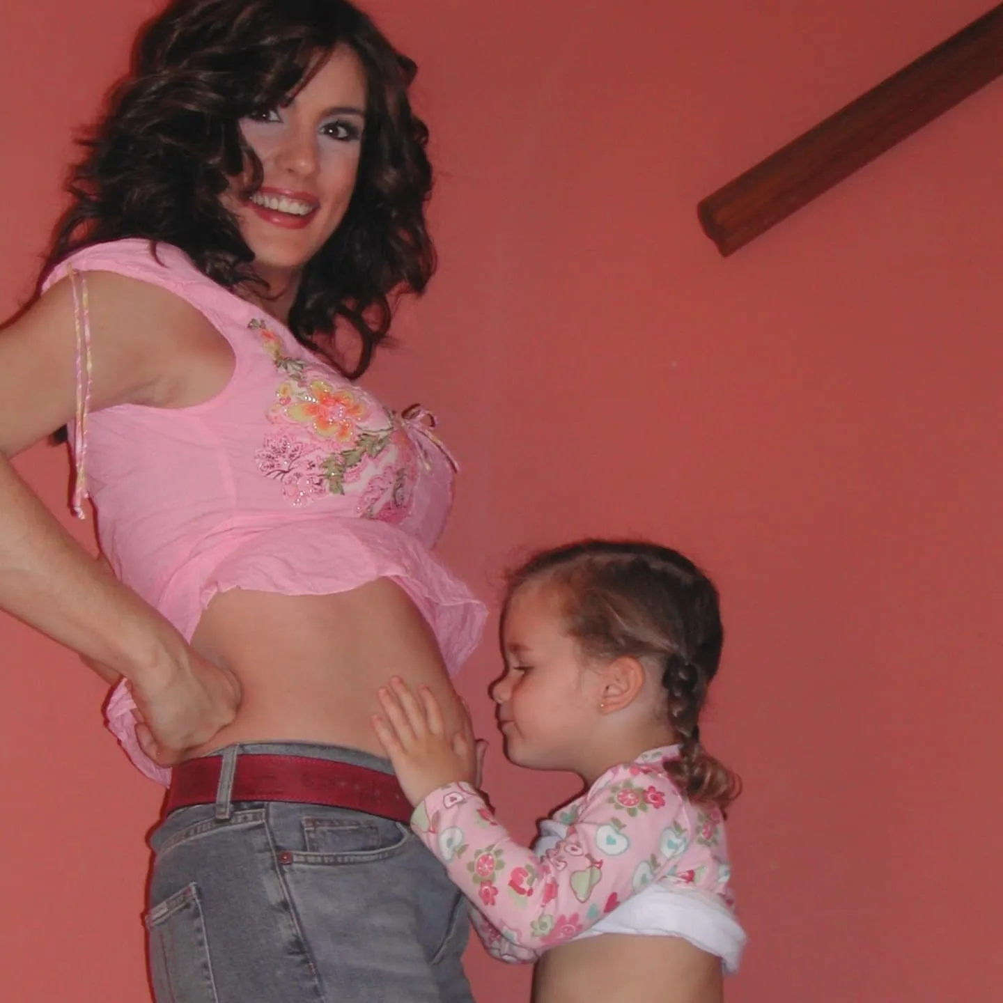 Alicia Senovilla embarazada de su 2º hijo, posando con su hija mayor.
