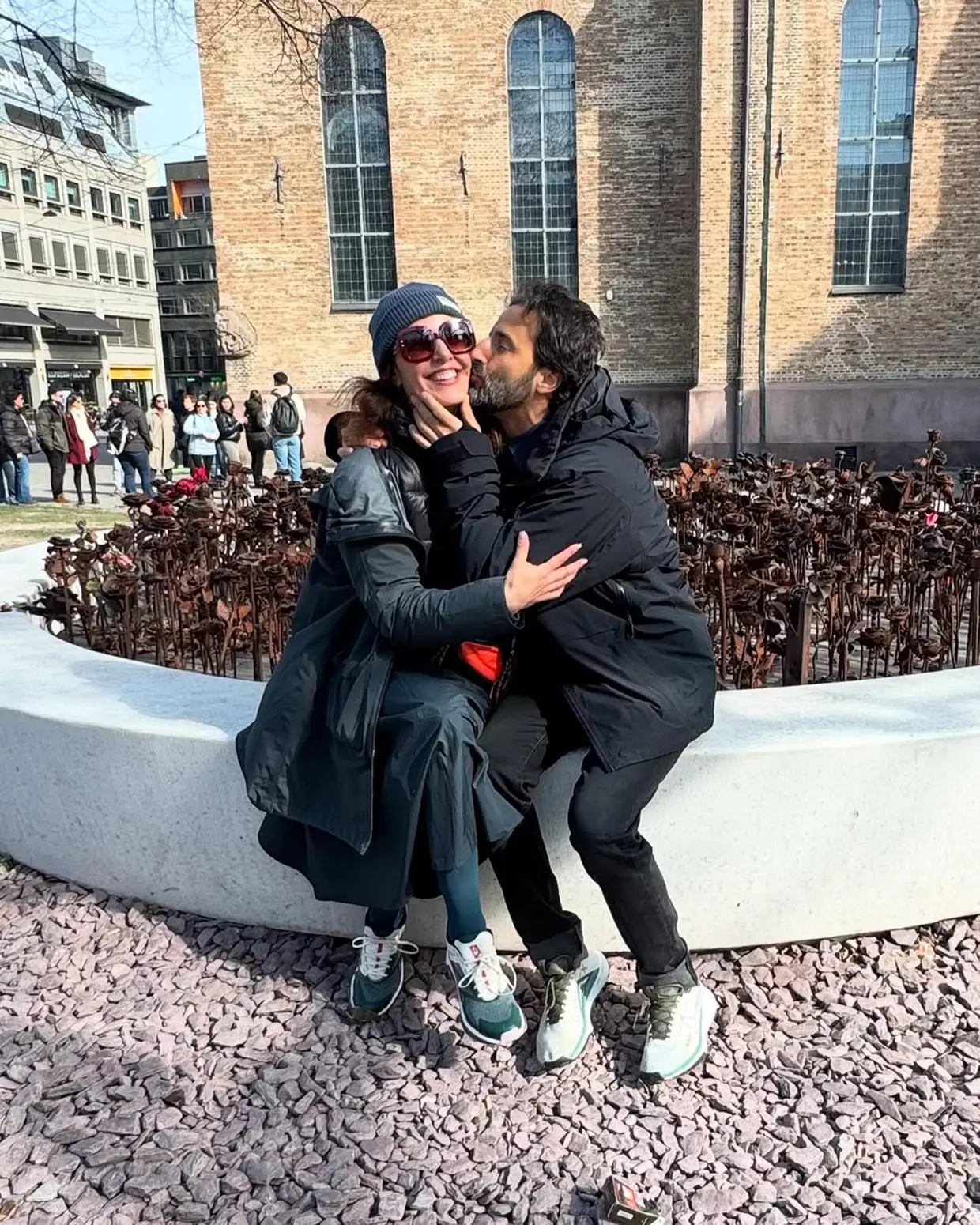 Raquel Sánchez Silva besado por su pareja durante un viaje.