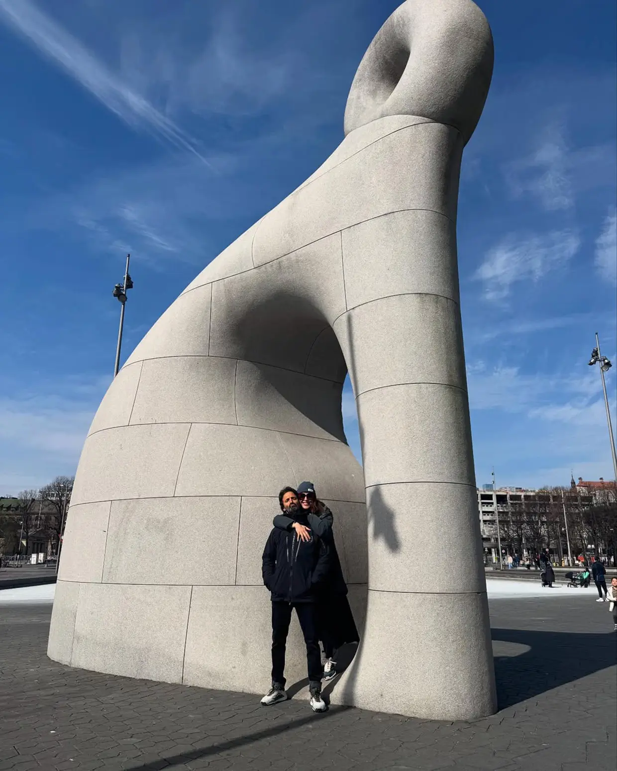Raquel Sánchez Silva con su pareja junto a una escultura.