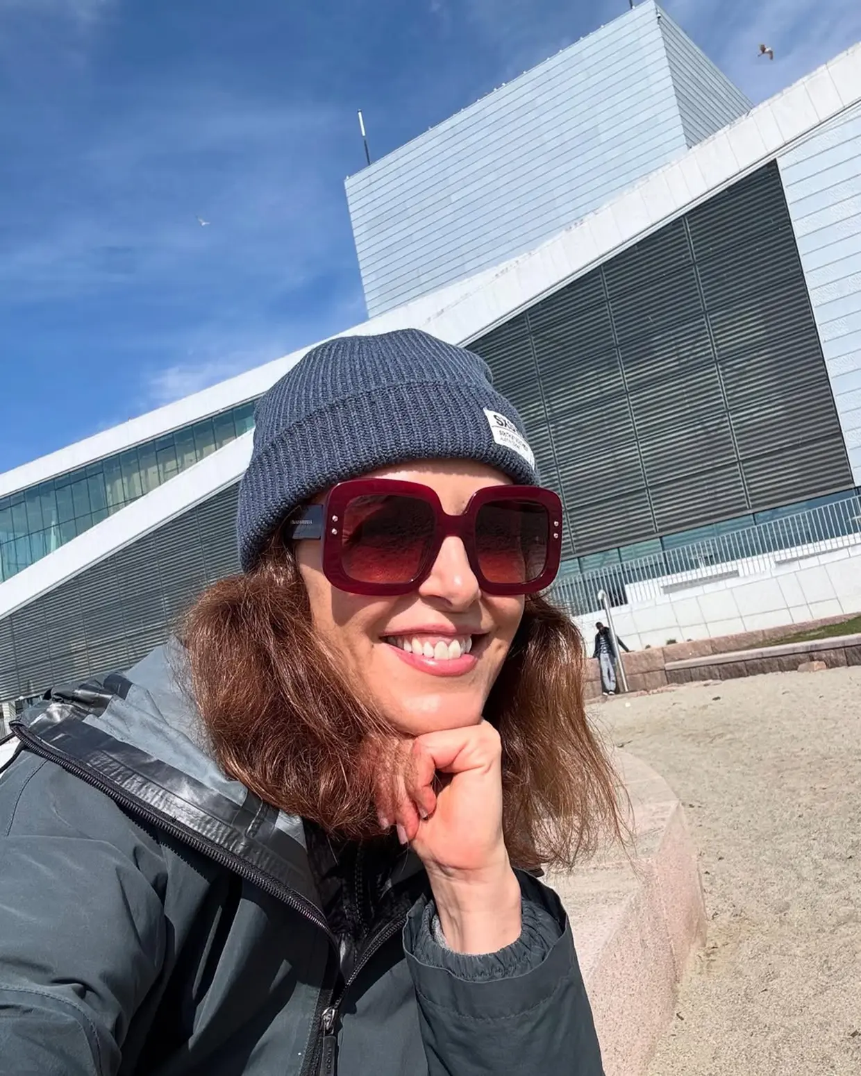 Raquel Sánchez Silva posando junto a un edificio