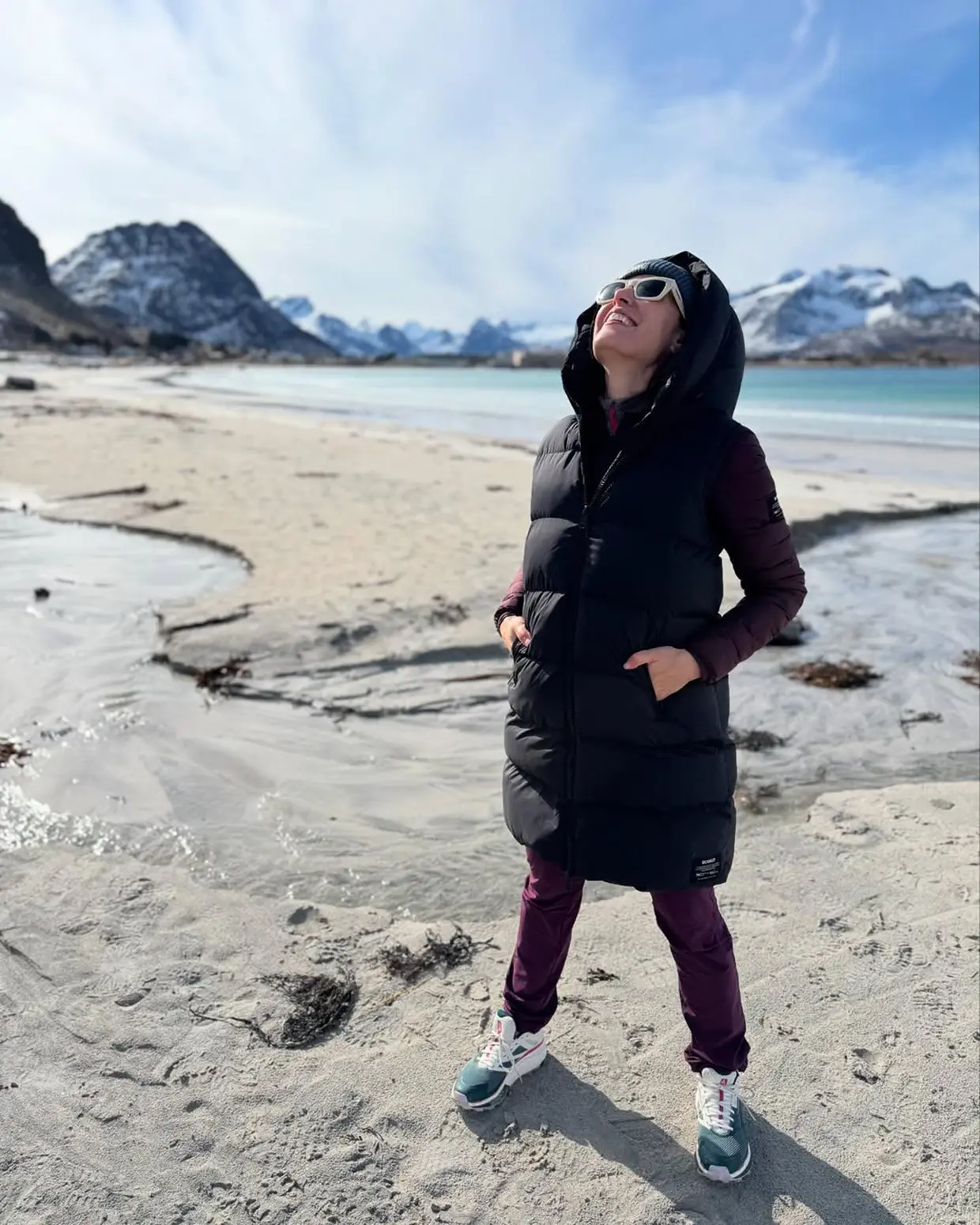 Raquel Sánchez Silva posando junto a una playa
