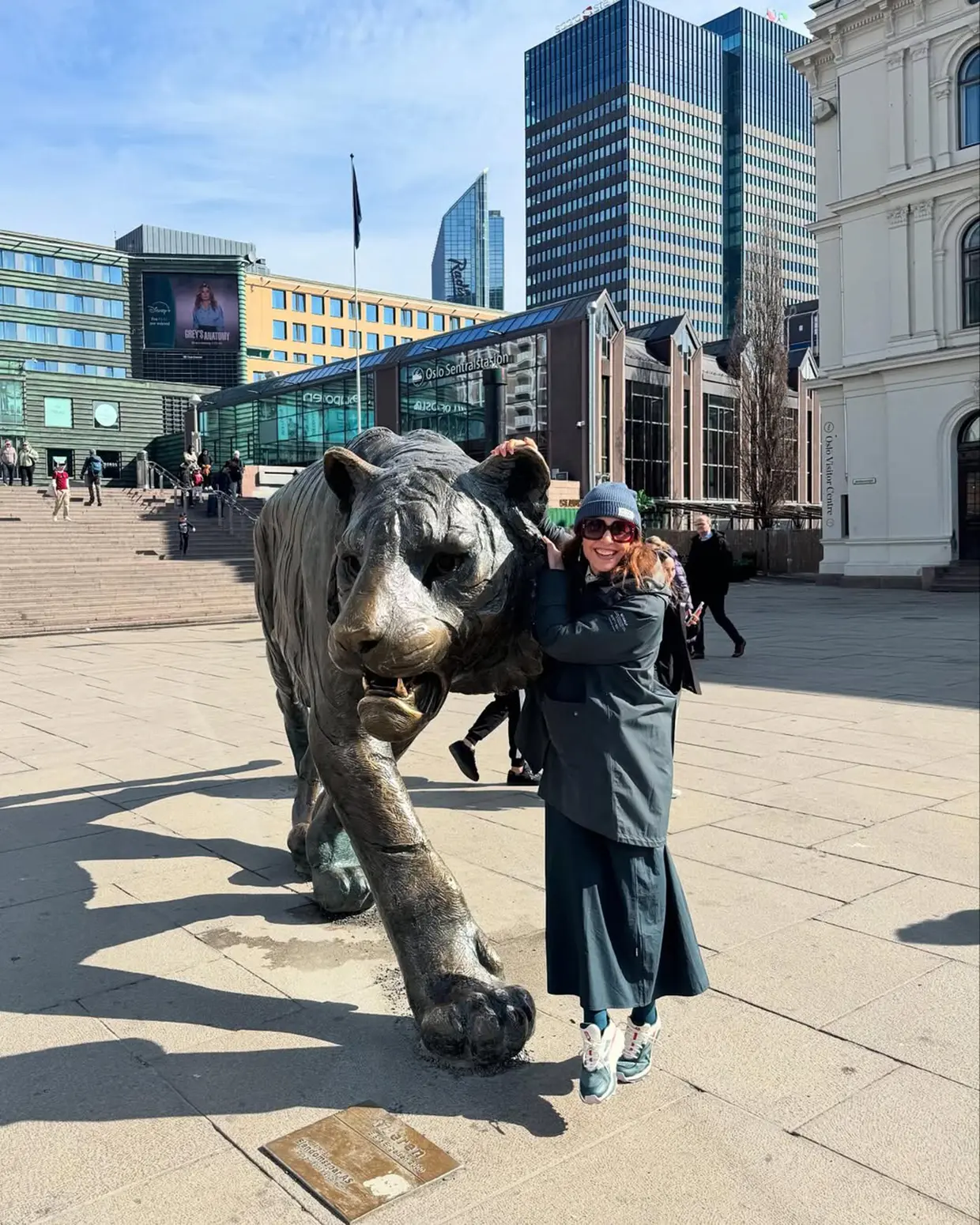 Raquel Sánchez Silva junto a la escultura de un tigre