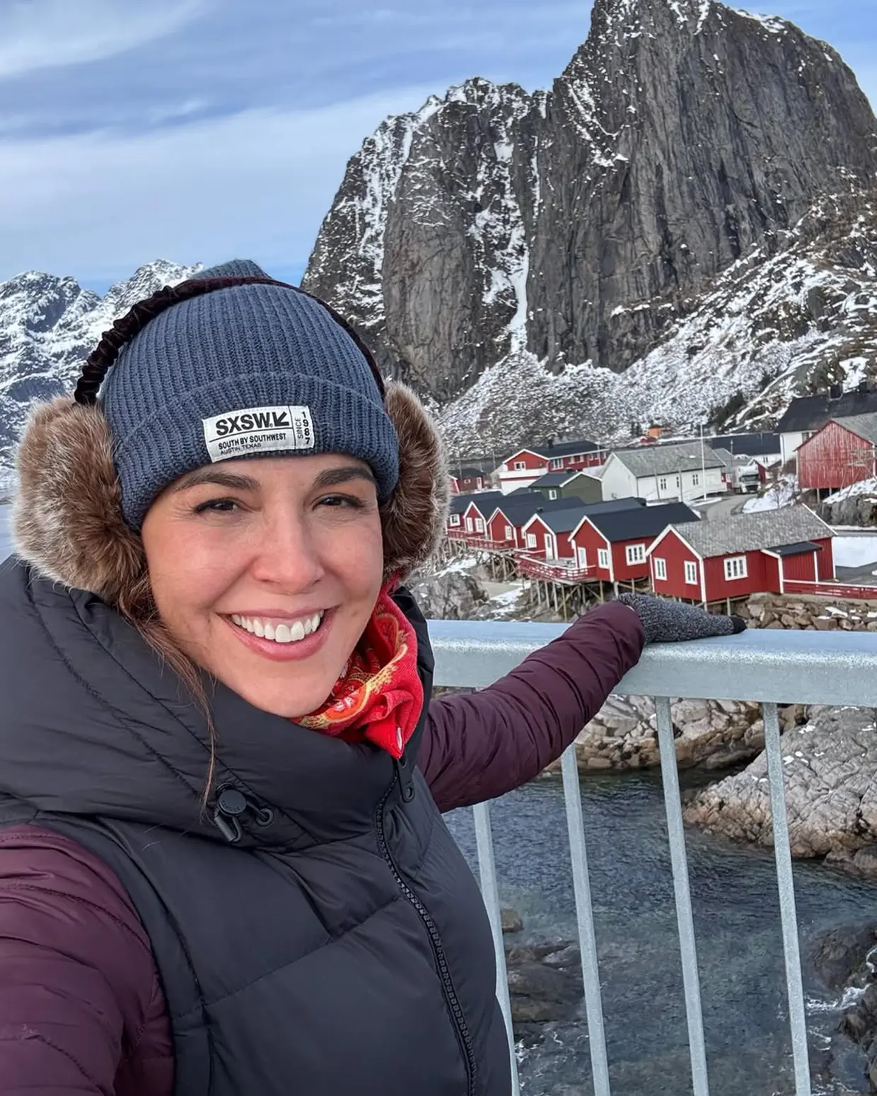 Raquel Sánchez Silva posando ante una casas en un fiordo