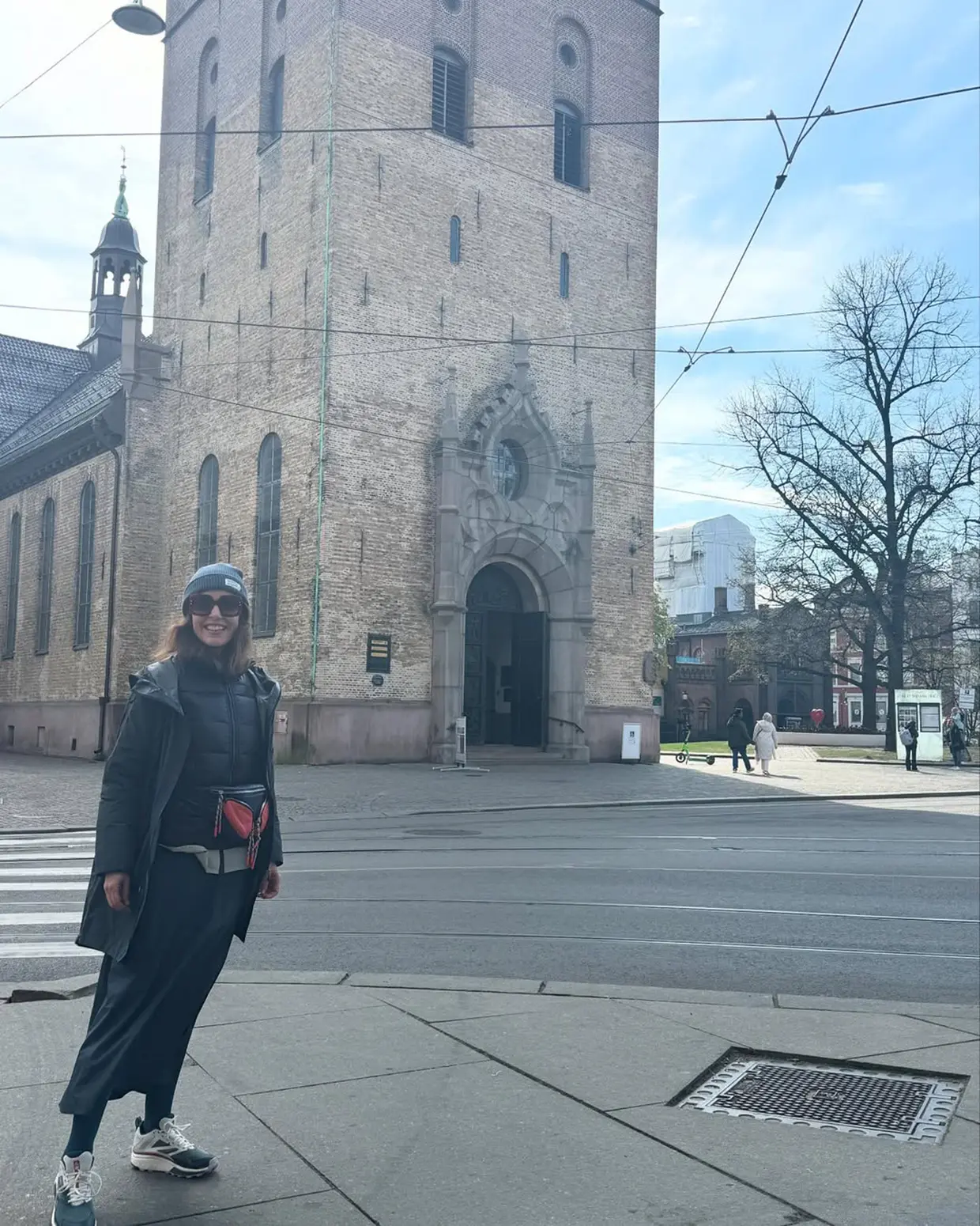 Raquel Sánchez Silva posa delante de una iglesia