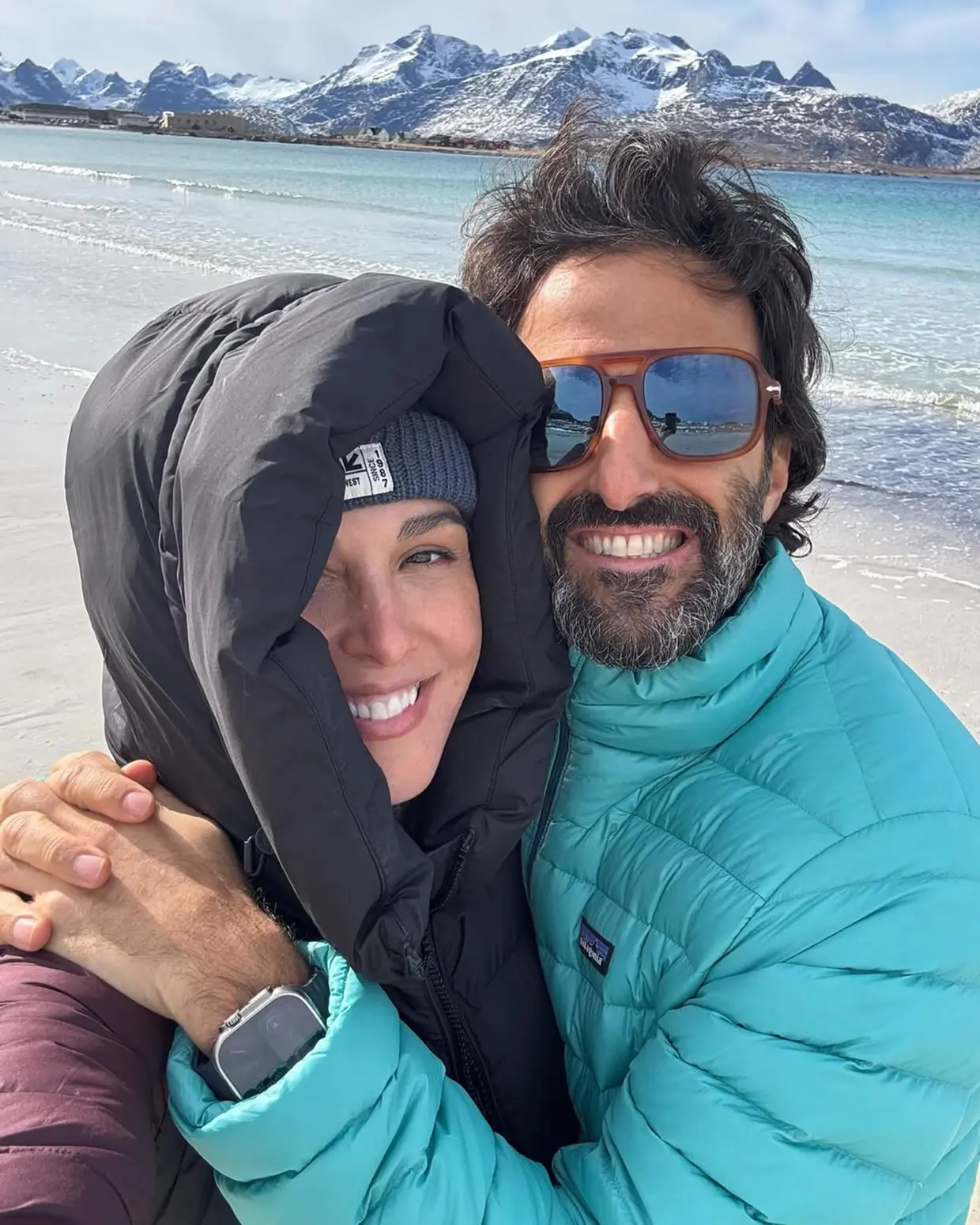 Raquel Sánchez Silva y su pareja posan juntos durante un viaje a Noruega.
