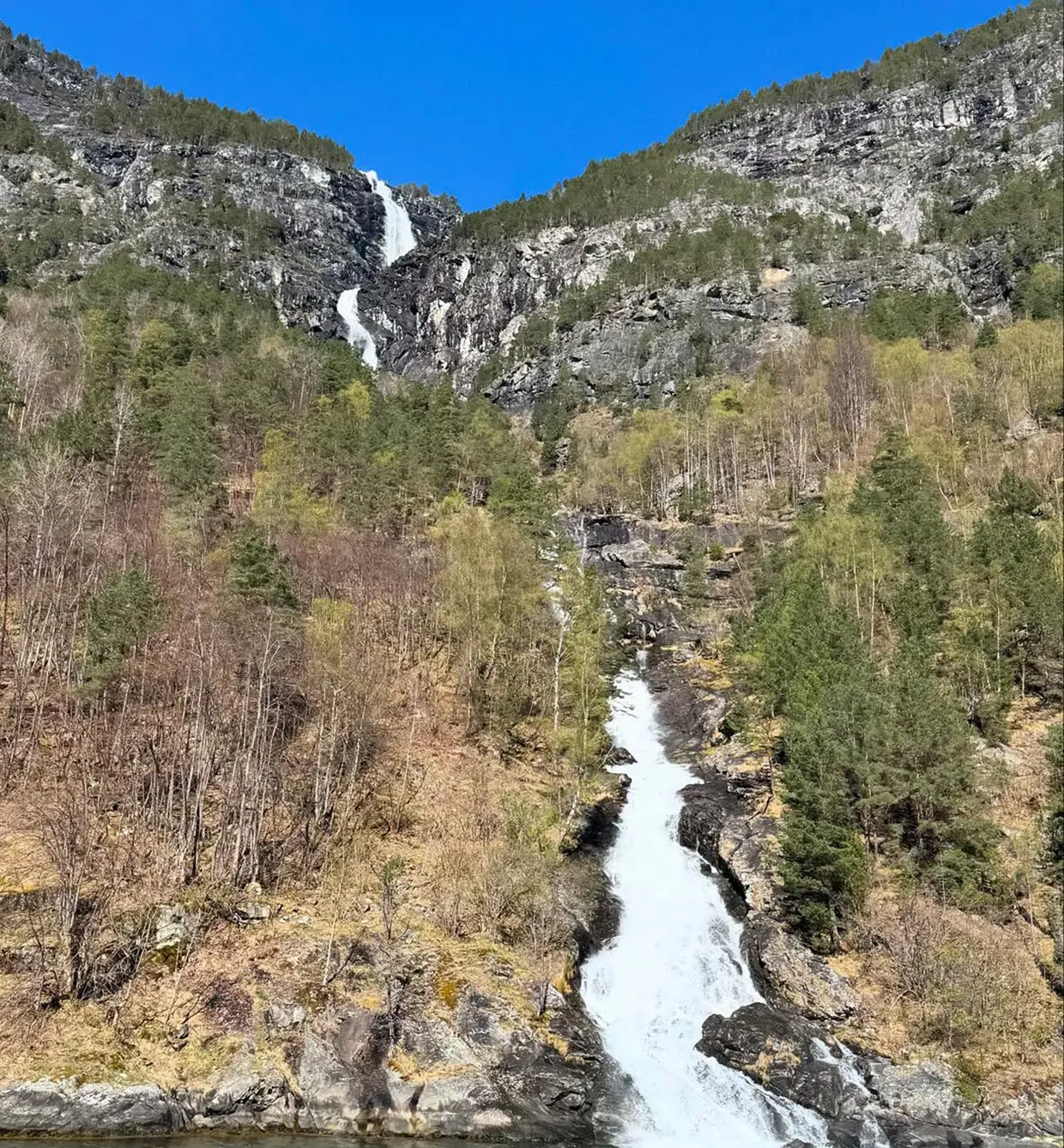 Cascada en un fiordo noruego
