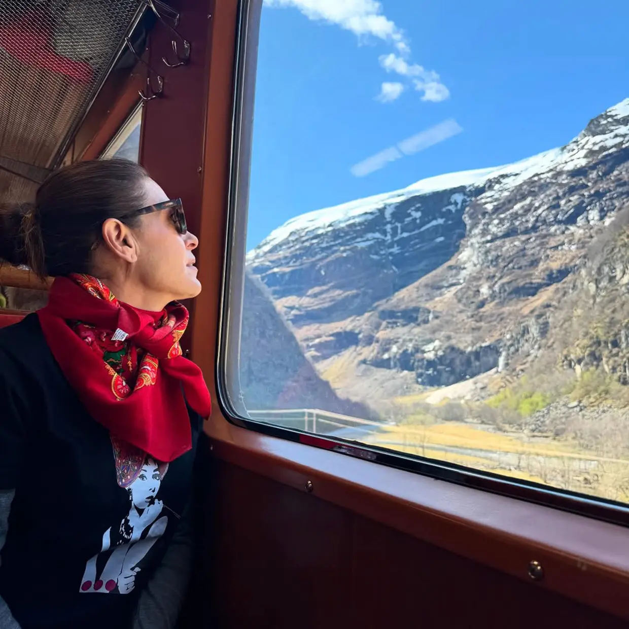 Raquel Sánchez Silva viajando en tren