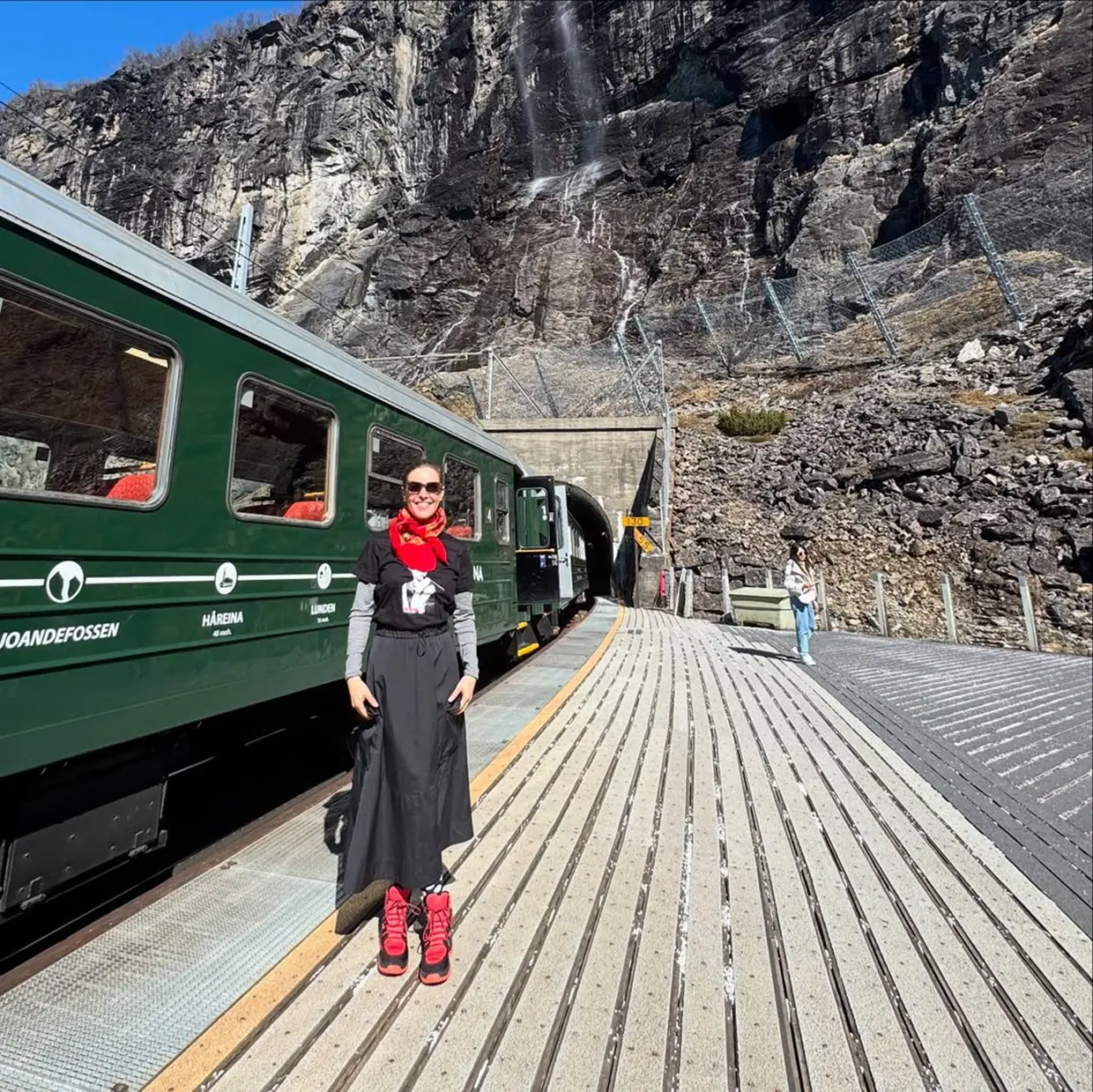 Raquel Sánchez Silva junto a un tren en Noruega