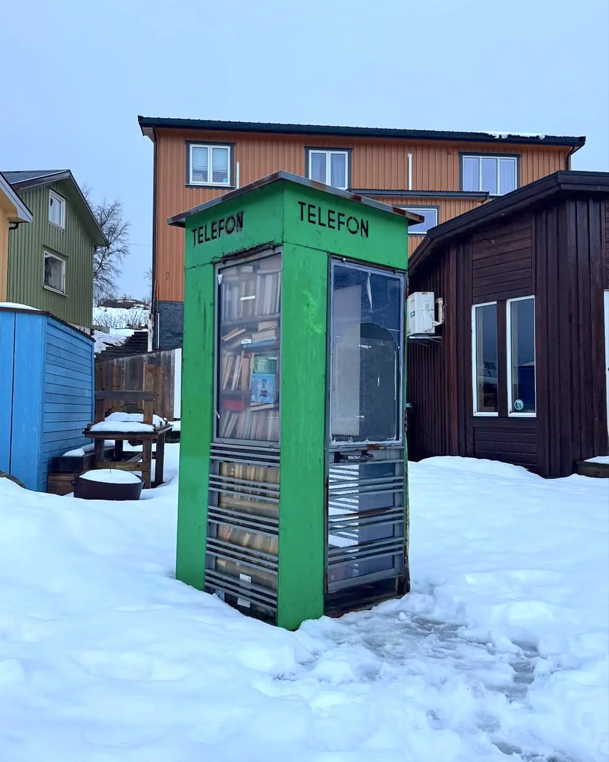 cabina telefónica rodeada de nieve en noruega