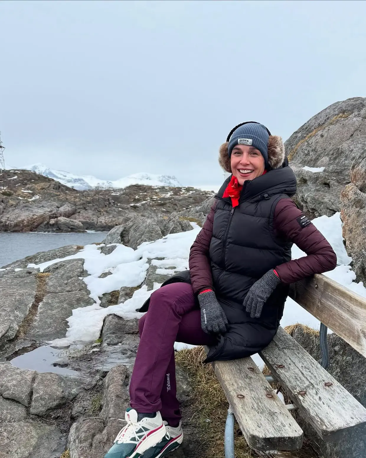 Raquel Sánchez Silva sentada en un banco de Noruega