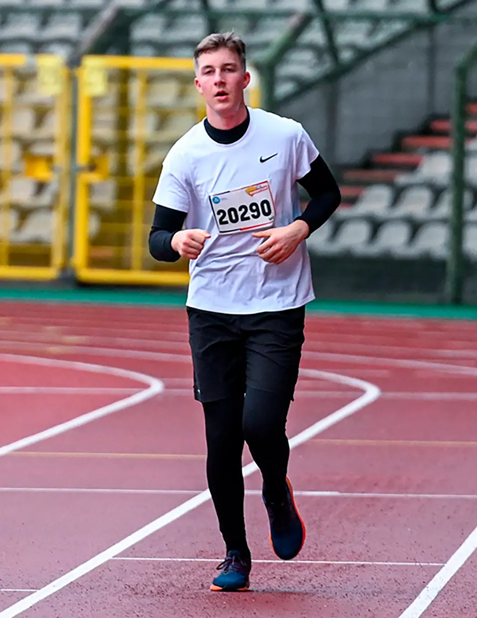 Emmanuel de Bélgica corriendo en una pista de atletismo.
