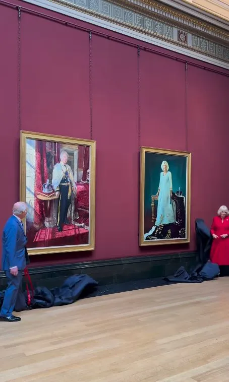 Carlos y Camilla destapando sus retratos.