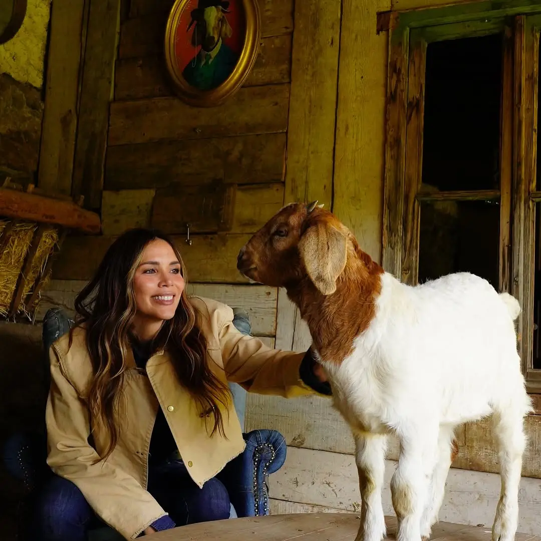 David Bisbal disfruta de un magnífico día en familia en una granja.
