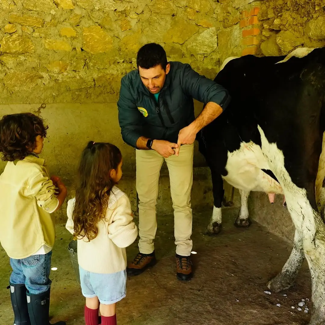 David Bisbal disfruta de un magnífico día en familia en una granja.