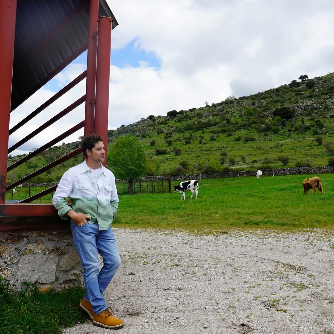 David Bisbal disfruta de un magnífico día en familia en una granja.