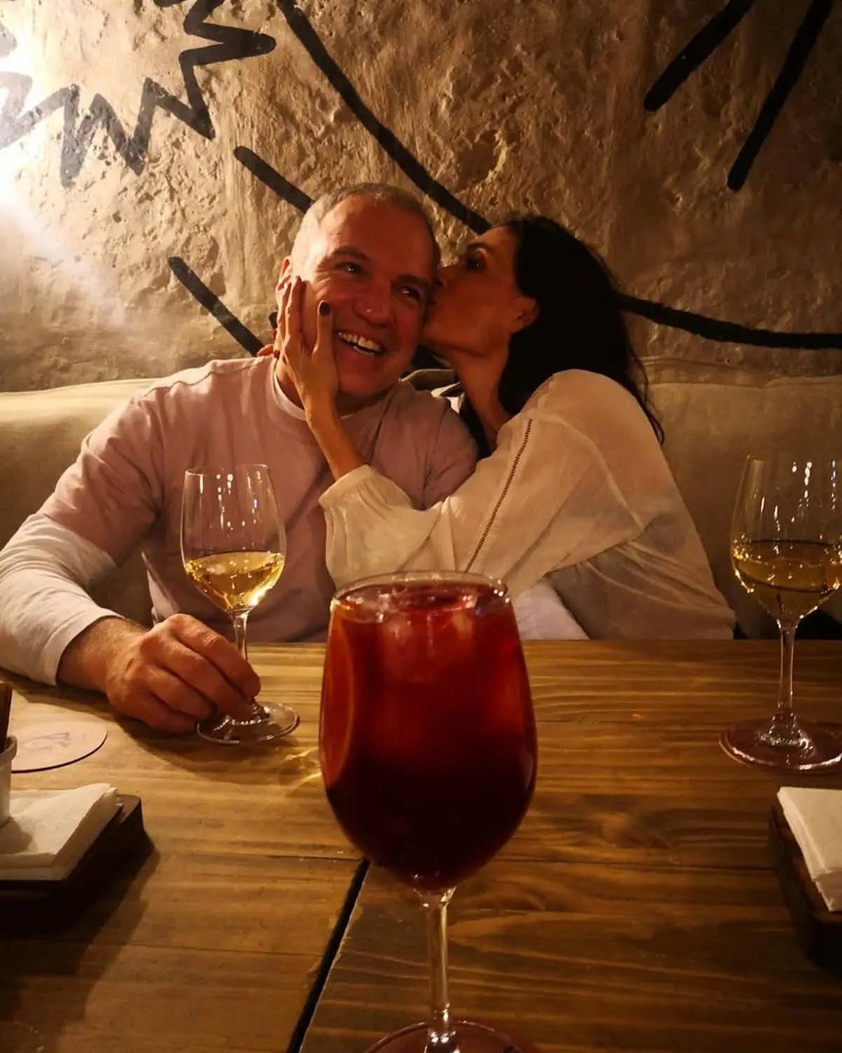 Ana María Orozco besando a su pareja