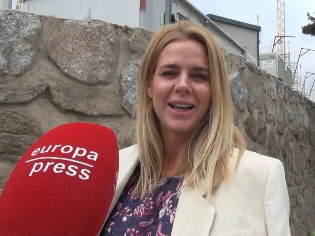 Amelia Bono aclarando la polémica del supuesto preservativo en una de sus fotos ante los reporteros Imagen: EP).