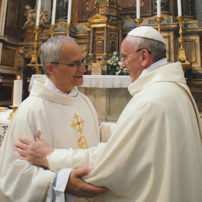 El hoy papa León XIV junto al papa Francisco.