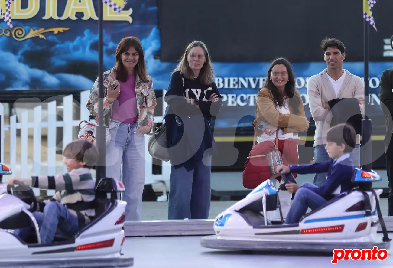 María José Suárez y Cayetano Rivera viendo a su hijo en los autos de choque de la feria.