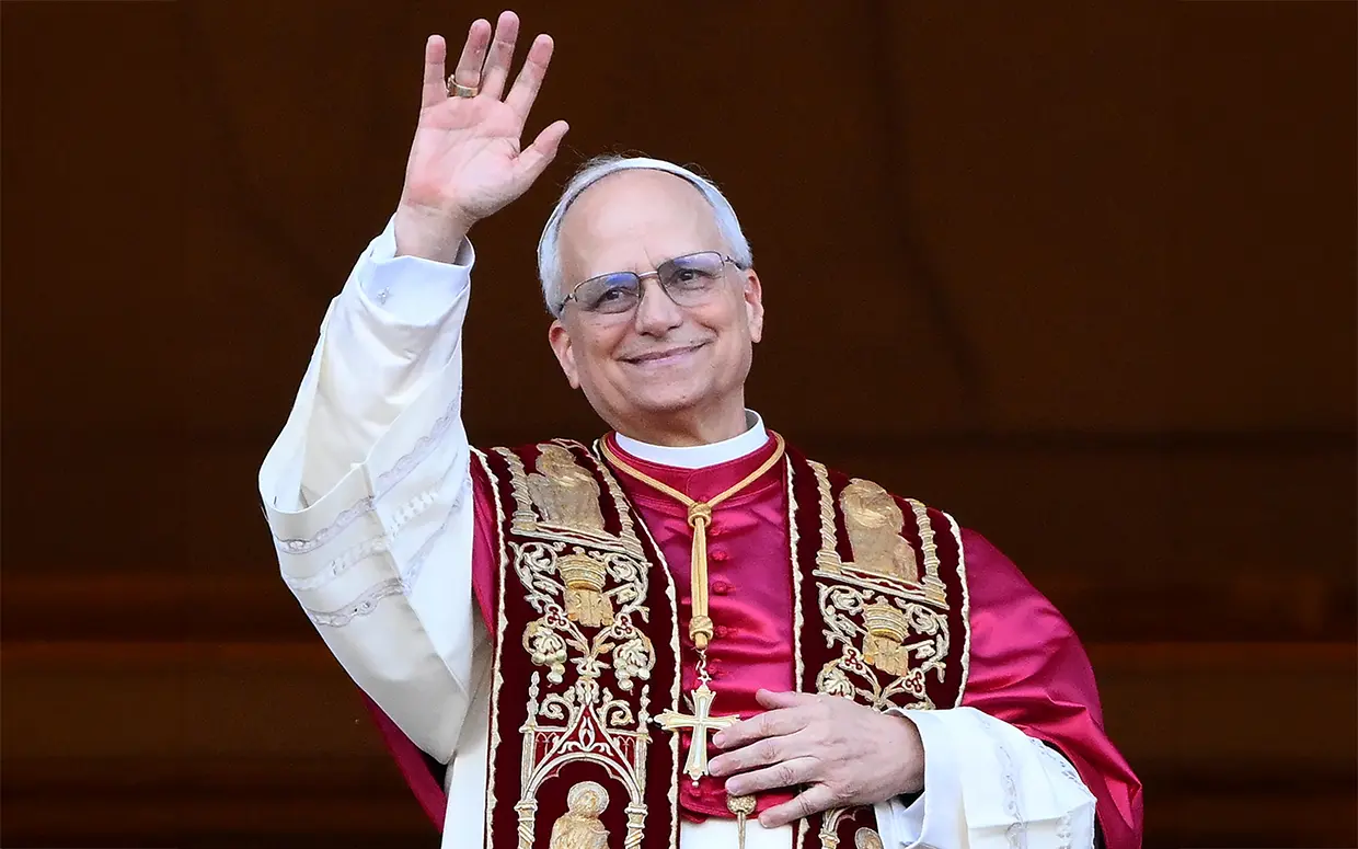 El Papa León XIV saludando.