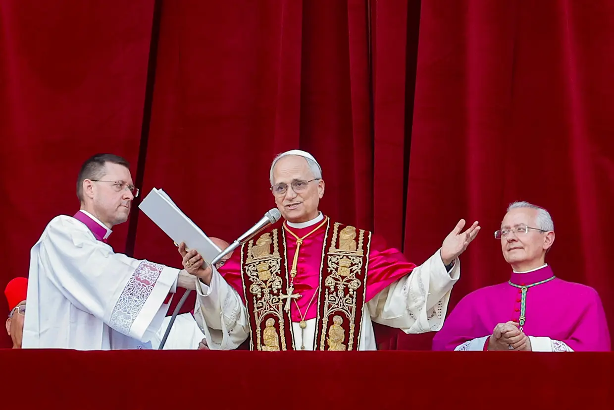 El Papa León XIV dando su primer discurso.