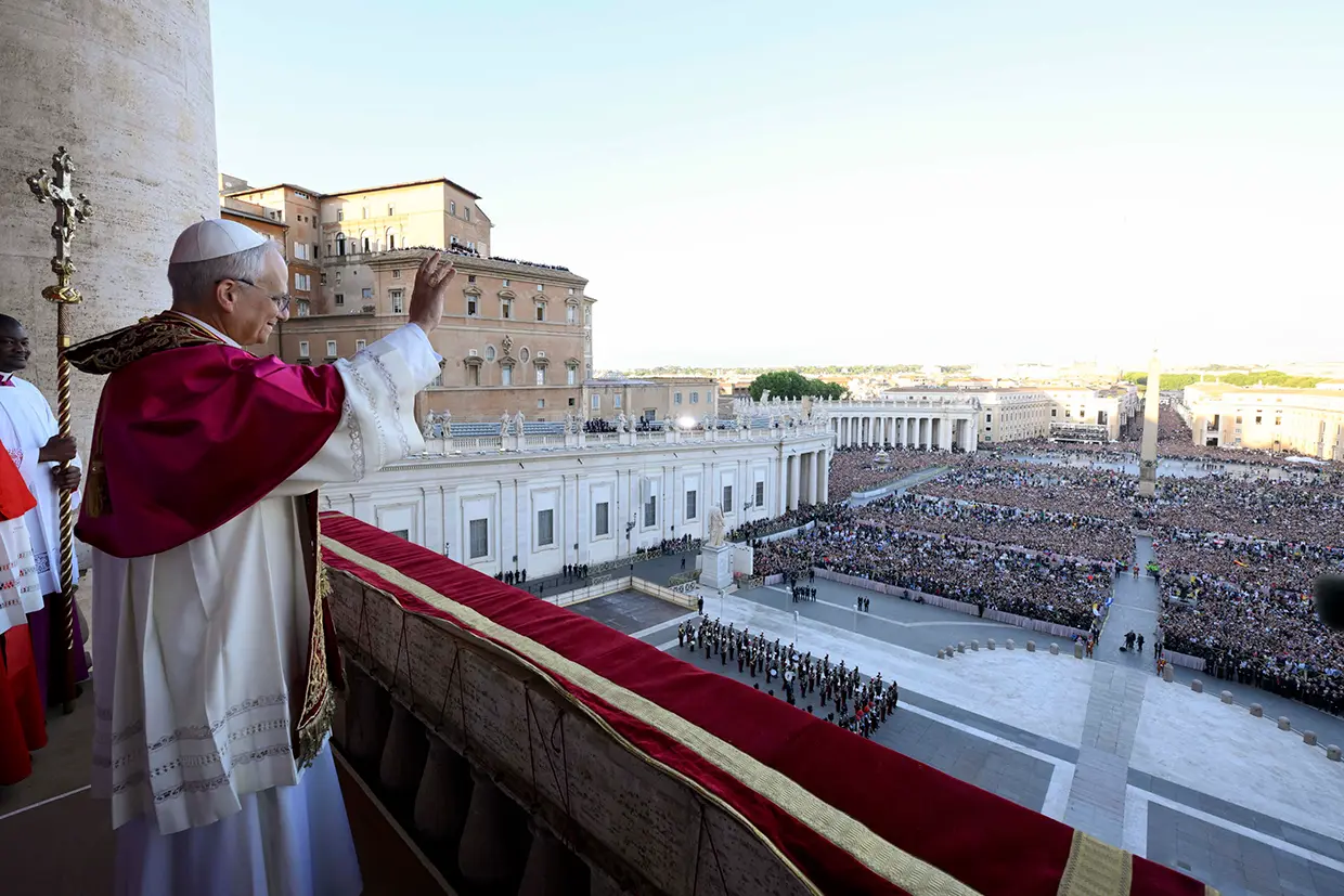El Papa León XIV saludando a las personas congregadas ante la basílica de San Pedro de El Vaticano.