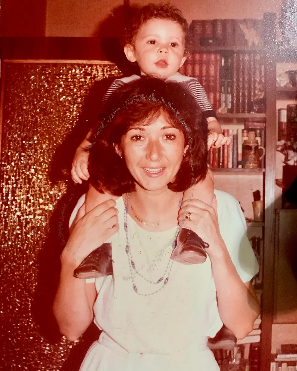 Ana Rosa Quintana con su sobrino Kike Quintana al hombro.