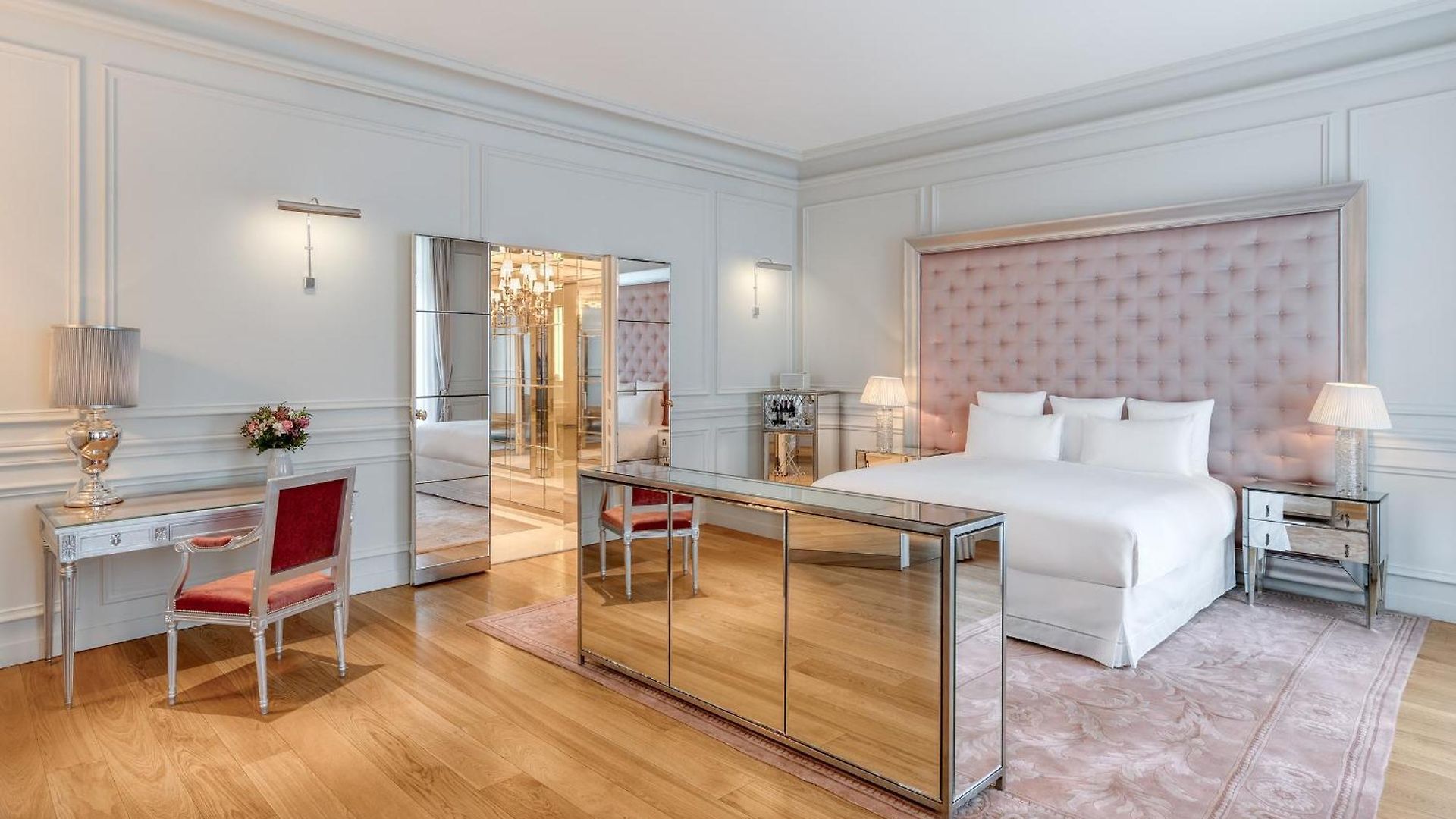 Dani Alves y Joana Sanz disfrutan de un lujoso hotel en París de 1.800 euros la noche, ajenos a todo