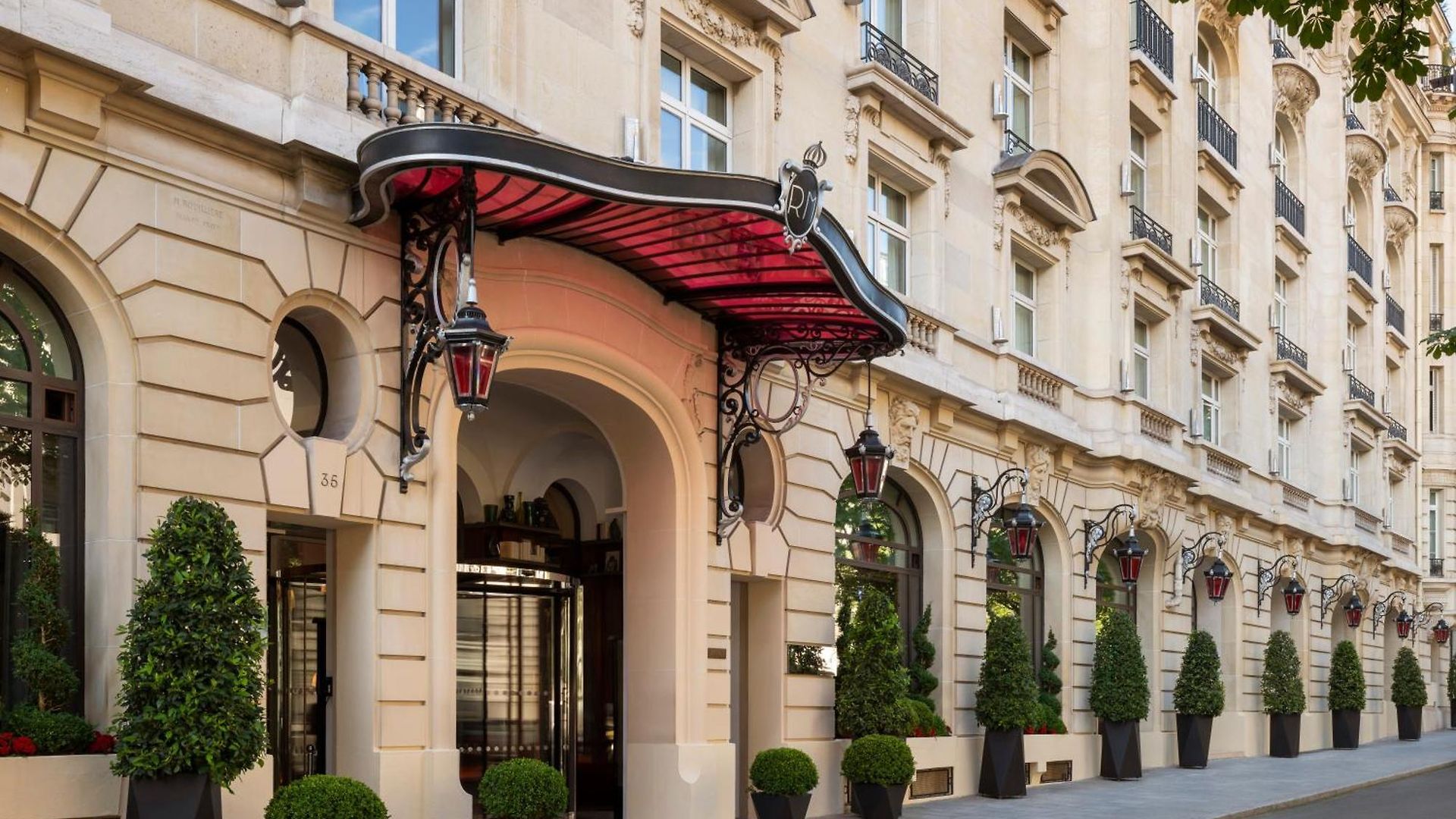 Dani Alves y Joana Sanz disfrutan de un lujoso hotel en París de 1.800 euros la noche, ajenos a todo