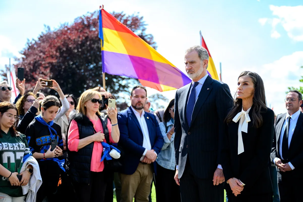 Felipe y Letizia junto a una bandera republicana.