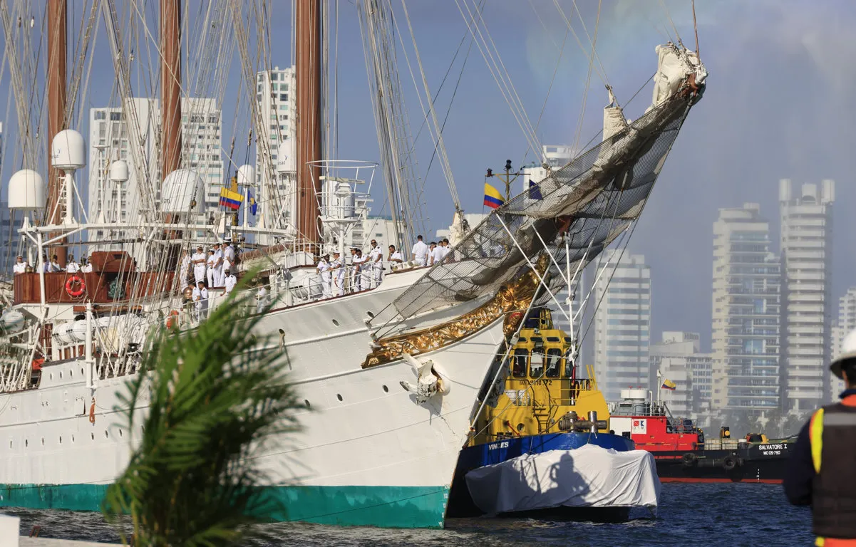 El Juan Sebastián Elcano llegando a Colombia.