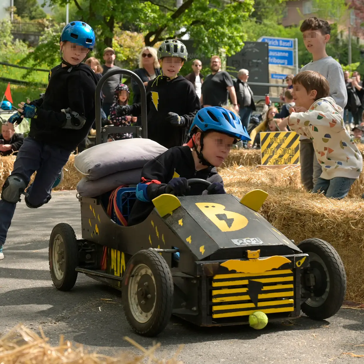 Coche de carreras de madera conducido por niños en Berna.