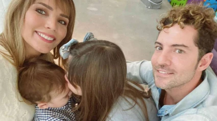 David Bisbal y Rosanna Zanetti junto a sus hijos, Ella, Matteo y Bianca.