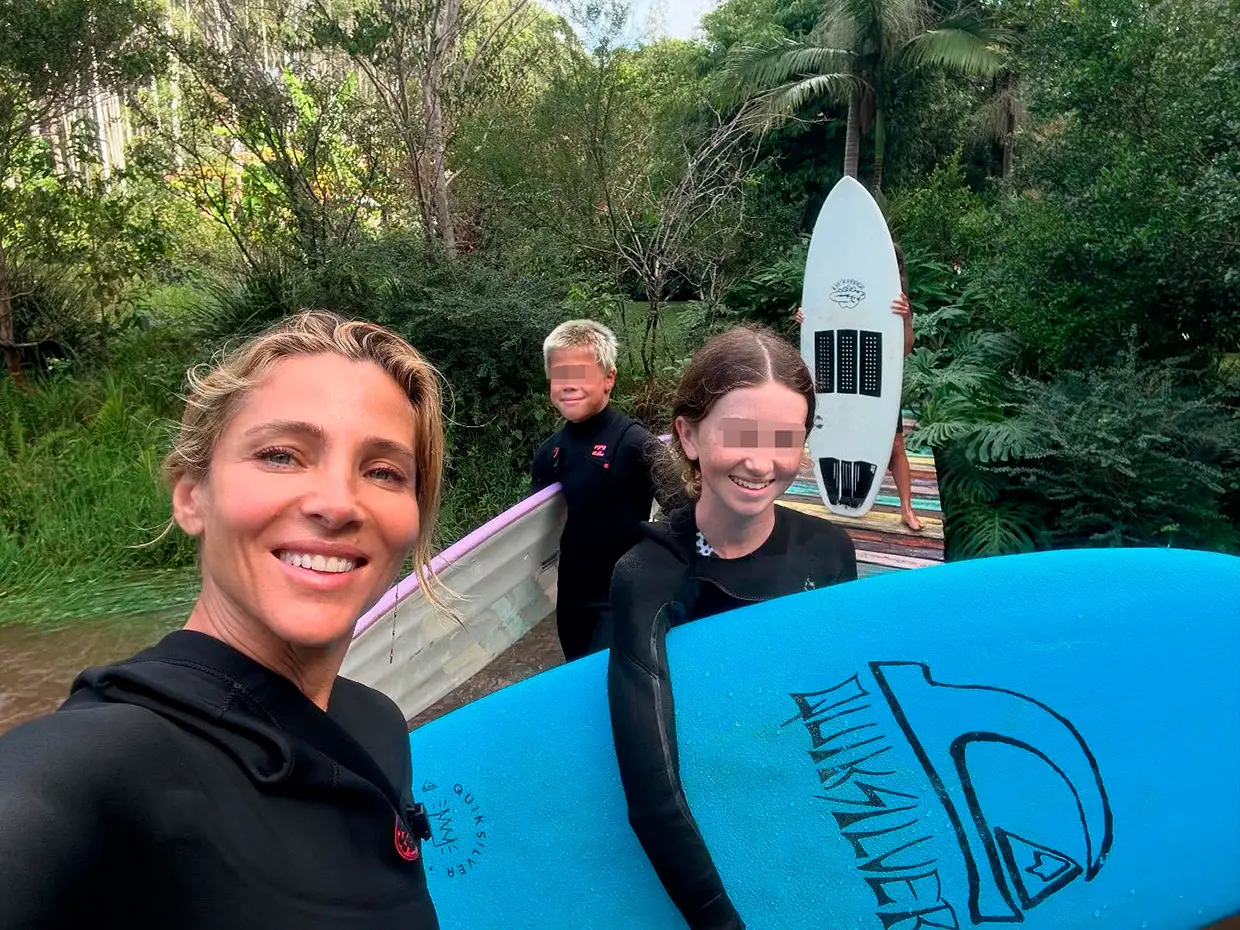 Elsa Pataky con sus amigos y familia dispuesta a practicar surf.