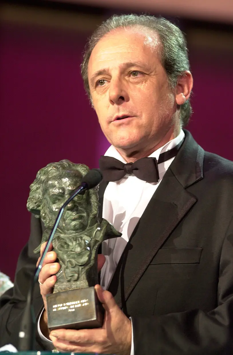 Emilio Gutiérrez Caba con un premio Goya que ganó por su papel en la película 'La comunidad'.