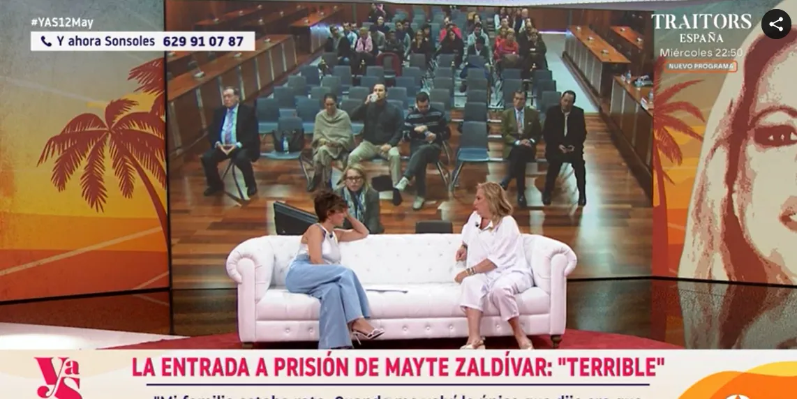 Mayte Zaldívar en el sofá de Y ahora Sonsoles sentada con la presentadora