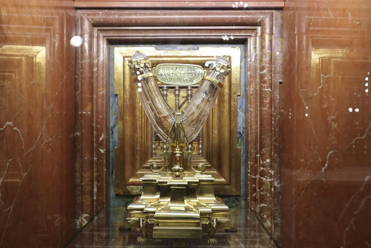 Por primera vez en este siglo, ha tenido lugar la exposición pública de Santa Teresa de Jesús para su veneración en la Basílica de la Anunciación de Nuestra Señora del Carmen