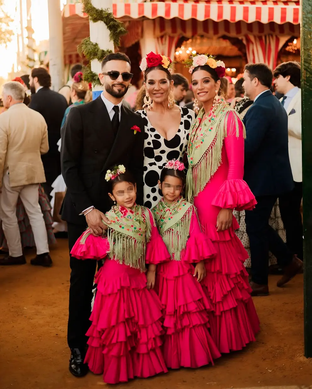 Raquel y Alma Bollo en familia en la Feria de Abril.