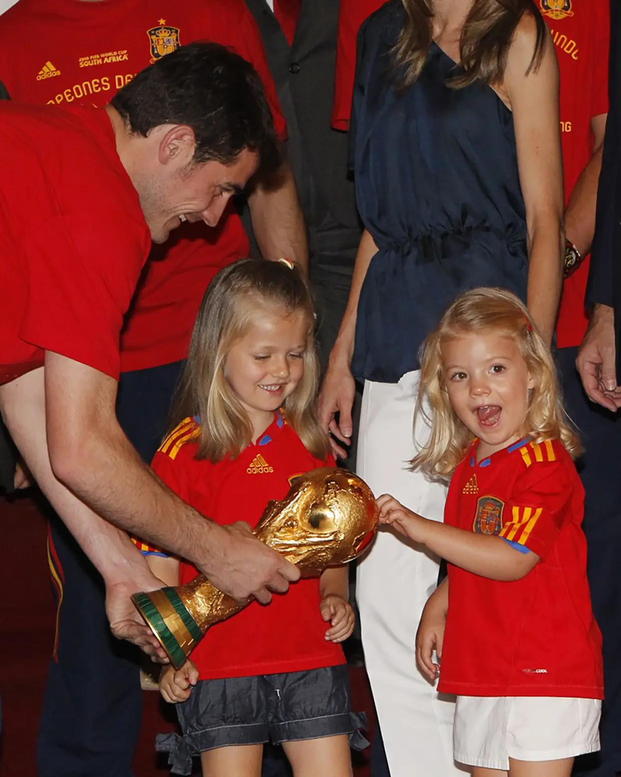 El rey Felipe VI mostrando la copa del mundo de futbol a sus hijas Leonor y Sofía.