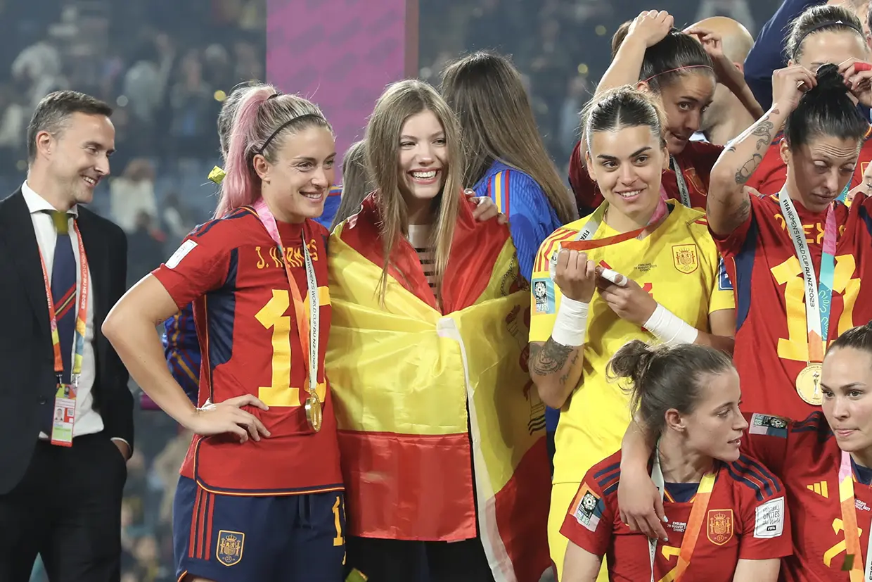 La infanta Sofía celebrando con las chicas de la selección española de futbol femenino su victoria en el mundial.