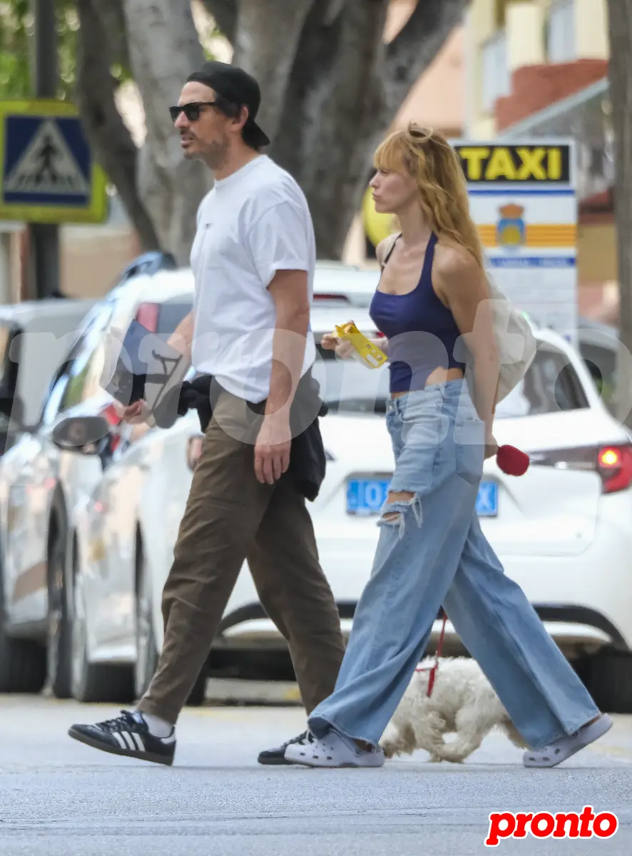 Andrés Velencoso paseando con Mar Canadell.