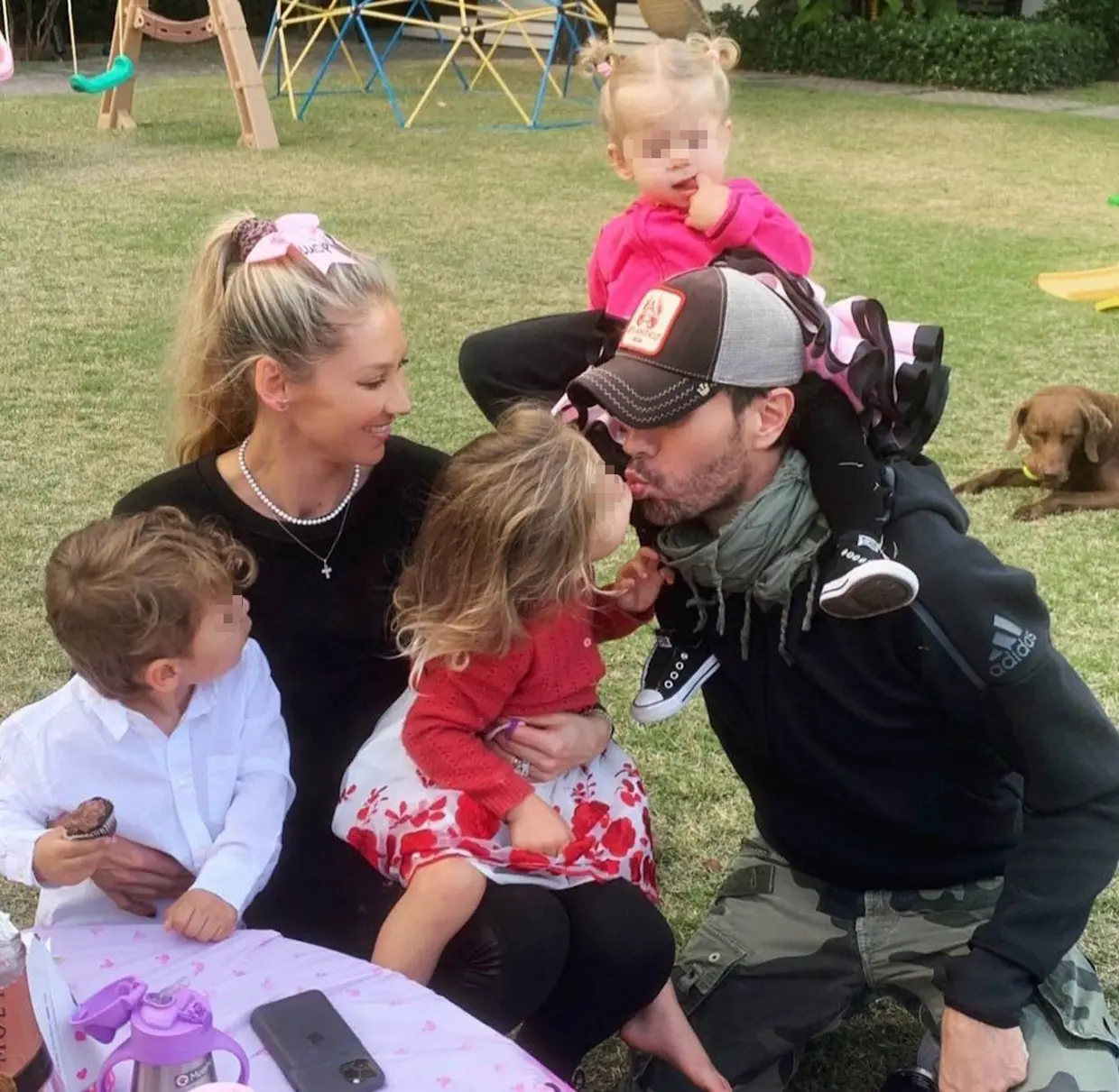 Enrique Iglesias y Anna Kournikova con sus hijos.