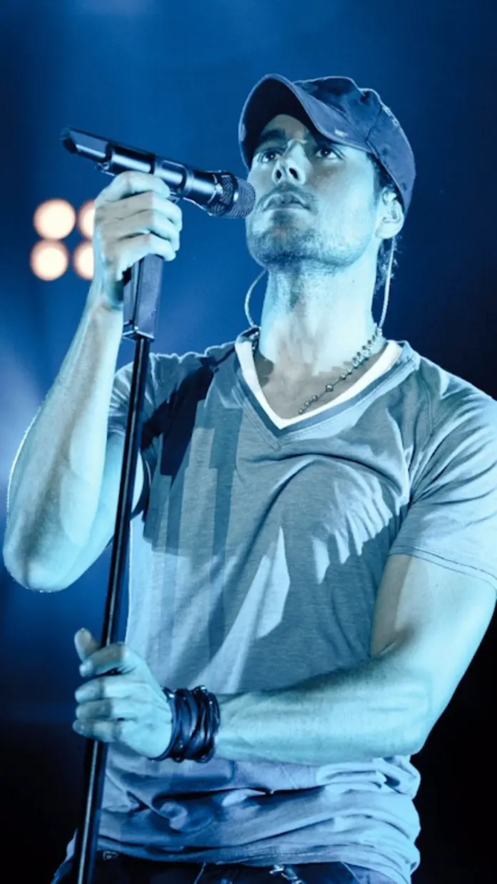Enrique Iglesias actuando en un concierto.
