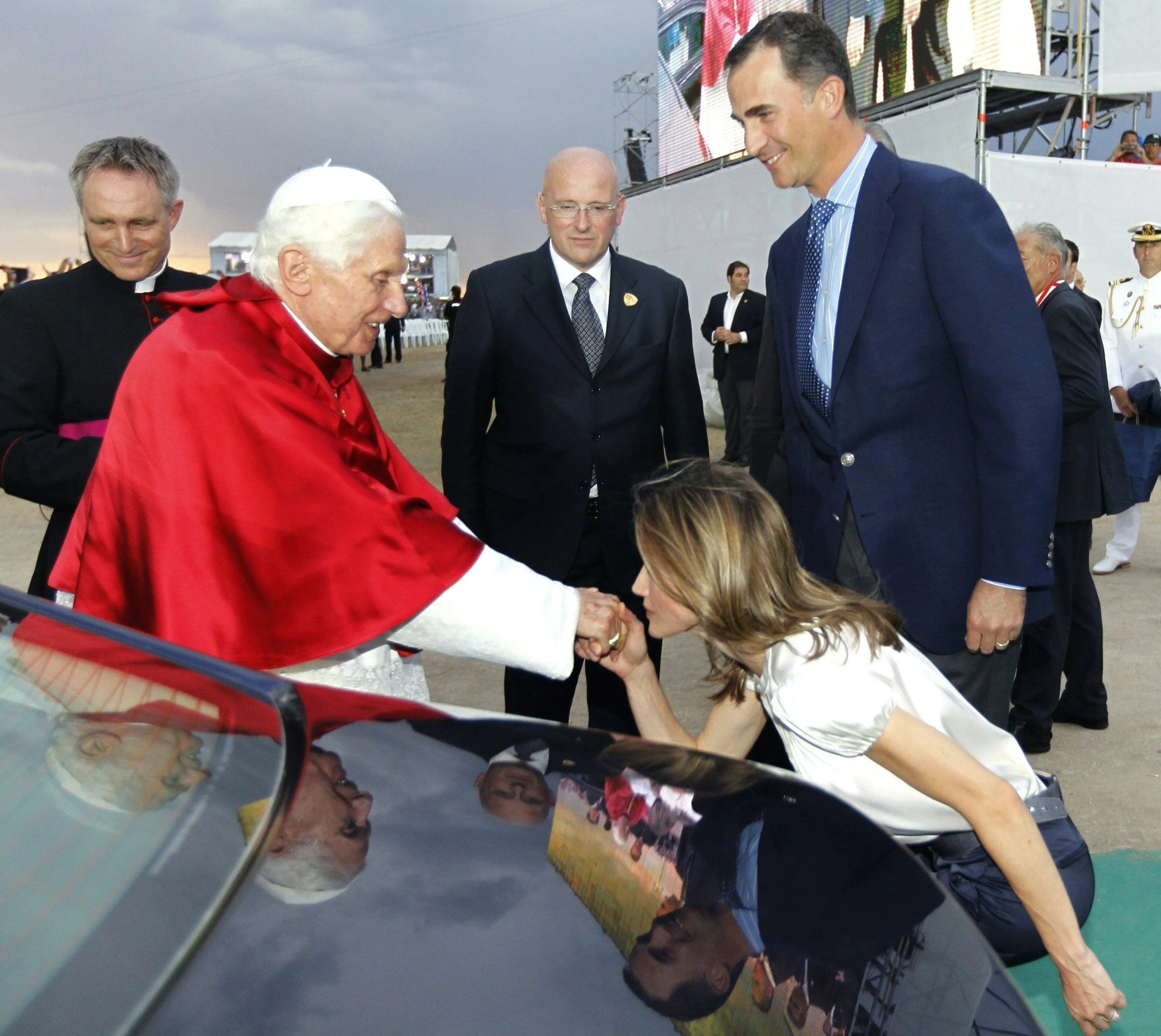 Felipe y Letizia recibieron a Benedicto XVI en Madrid en 2011.