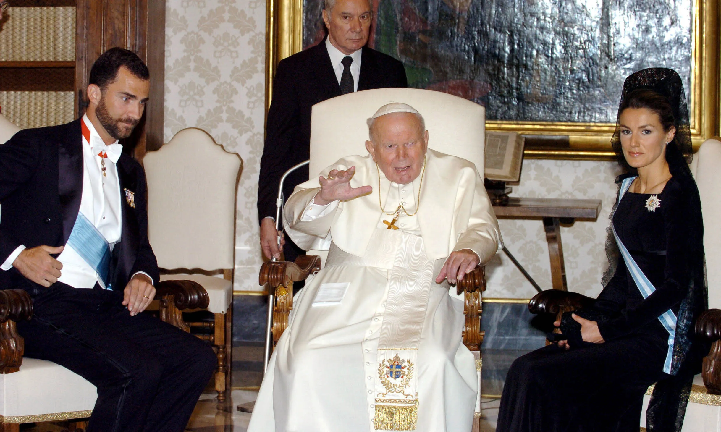 Felipe y Letizia junto al papa Juan Pablo II.